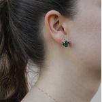 Brinco Grande Ponto De Luz Redondo Semijoia Banho De Ouro 18k Zircônia Verde Esmeralda