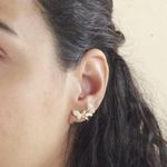 Brinco Ear Hook Dois Fios Com Borboletas Cravejadas By Kumbayá Joias