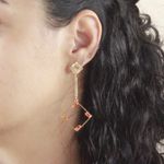Brinco Pêndulo Losango Vazado com Zircônias Laranja Semijoia Banho de Ouro 18K