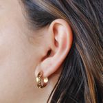Brinco Argola com Zircônias Laterais Banho de Ouro 18K