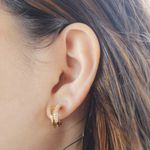 Brinco Meia Argola Pequena com Dois Fios e Zircônias Banho de Ouro 18K