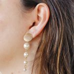 Brinco Longo Pérolas com Base Texturizada Banho de Ouro 18K