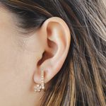 Brinco Ear Cuff Fio com Flor Cravejado Banho de Ouro 18K