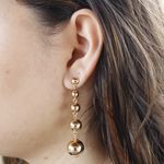 Brinco Longo com Bolas Douradas Banho de Ouro 18K