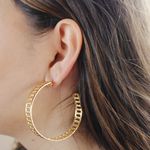 Brinco Meia Argola Trabalhada Banho de Ouro 18K
