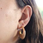 Brinco Meia Argola Texturizada Banho de Ouro 18K