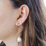 Brinco Pêndulo com Pérola Gota e Base Círculo Banho de Ouro 18K