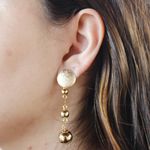Brinco Longo com Esferas e Base Texturizada Banho de Ouro 18K