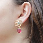 Brinco Flor Vazada com Zircônia Verde e Zircônia Vermelha Oval Banho de Ouro 18K