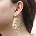 Brinco Longo com Flores e Base Ponto de Luz Banho de Ouro 18K