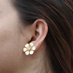 Brinco Flor com Ponto de Luz Banho de Ouro 18K