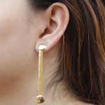 Brinco Longo Laminado com Base Redonda Banho de Ouro 18K
