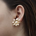 Brinco Flor com Pérola Banho de Ouro 18K