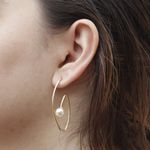 Brinco Meia Argola Fio com Pérola Banho de Ouro 18K