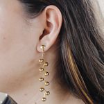 Brinco Longo Pingente de Esferas Semijoia Banho de Ouro 18K