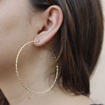 Brinco Argola Torcida Texturizada Semijoia Banho de Ouro 18K