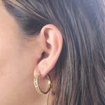 Brinco Argola Média Zircônias Coloridas Banho de Ouro 18K