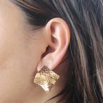 Brinco Quadrado Martelado Texturizado Banho de Ouro 18K