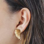 Brinco Vírgula Texturizado Banho de Ouro 18K