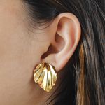 Brinco Chapa Folha Ondulada Banho de Ouro 18K