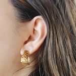Brinco Meia Argola Texturizada Banho de Ouro 18K