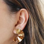 Brinco Meia Lua Ondulada Banho de Ouro 18K