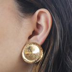 Brinco Chapa Redonda Desenhada Banho de Ouro 18K