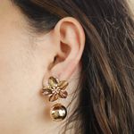 Brinco Flor com Esfera Pendurada Banho de Ouro 18K