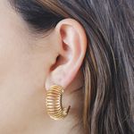 Brinco Meia Argola Mola Banho de Ouro 18K