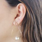 Brinco Gota Vazada com Pérola Banho de Ouro 18K