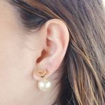 Brinco Grace Kelly Coração Vazado com Zircônias e Pérola Banho de Ouro 18K
