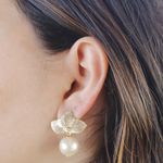 Brinco Floral com Pérola Banho de Ouro 18K