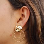 Brinco Base Orgânica e Dois Círculos Trabalhados Banho de Ouro 18K
