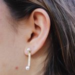 Brinco Ear Jacket Cravejado com Duas Pérolas Banho de Ouro 18K
