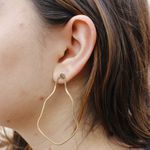 Brinco Maxi Ondulado Banho de Ouro 18K