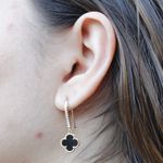 Brinco Argola Gancho Cravejado e Trevo Preto Banho de Ouro 18K