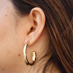 Brinco Meia Argola Oval Martelada Banho de Ouro 18K