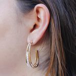 Brinco Meia Argola Oval com Zircônias Carrê Banho de Ouro 18K