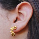 Brinco Meia Argola com Detalhes em Bolinhas Semijoia Banho de Ouro 18K 