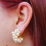 Brinco Meia Argola com Detalhes em Pérolas Semijoia Banho de Ouro 18K 