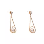 Brinco Gota Vazada Texturizada com Pérola e Zircônia Semijoia Banho de Ouro 18K 