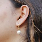 Conjunto Brinco e Colar De Pérolas Com Plaquinhas By Kumbayá Joias