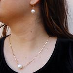 Conjunto Brinco e Colar De Pérolas Com Plaquinhas By Kumbayá Joias