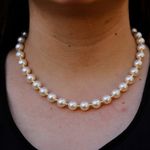 Colar Pérola e Entremeio de Bolinhas Dourada Semijoia Banho de Ouro 18K