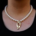 Colar Pérola com Pingente Losango Orgânico Semijoia Banho de Ouro 18K