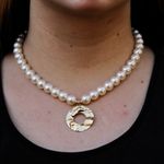 Colar Pérola com Pingente Redondo Orgânico Semijoia Banho de Ouro 18K