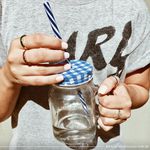 Anel Meia Aliança Semijoia Banho De Ouro 18k Cravação De Zircônia Azul Safira Detalhe Em Ródio Negro