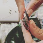 Anel Meia Aliança Semijoia Banho De Ouro 18k Cravação De Zircônia Azul Safira Detalhe Em Ródio Negro