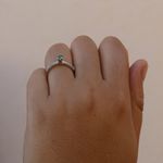 Anel Solitário Cravejado com Zircônia Verde Semijoia Banho de Ródio