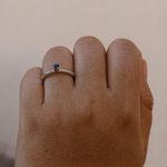 Anel Solitário Cravejado com Zircônia Azul Semijoia Banho de Ródio